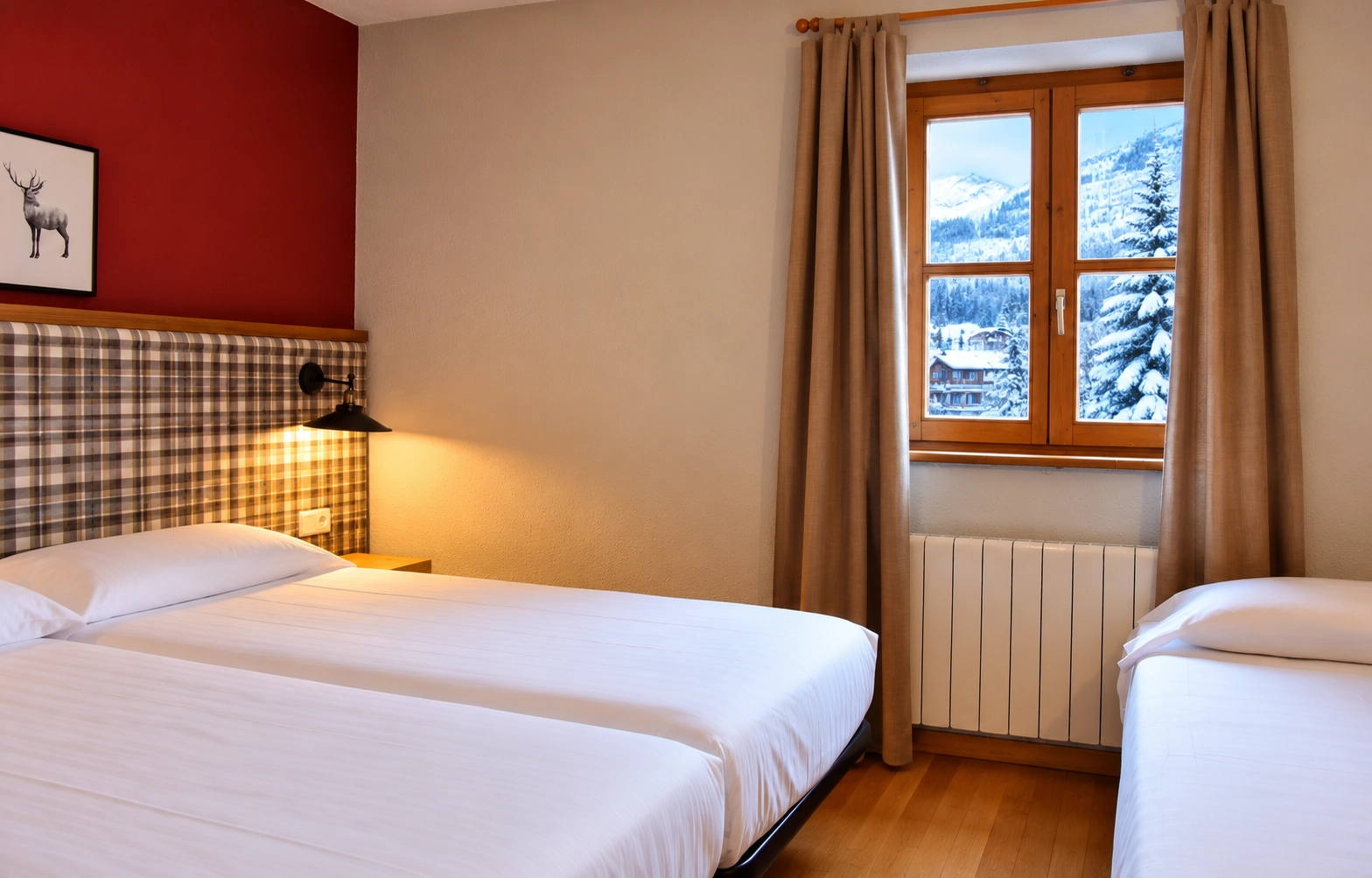 Habitación con dos camas y cuadro de ciervo en SNO: Hotel Vall de Boi.