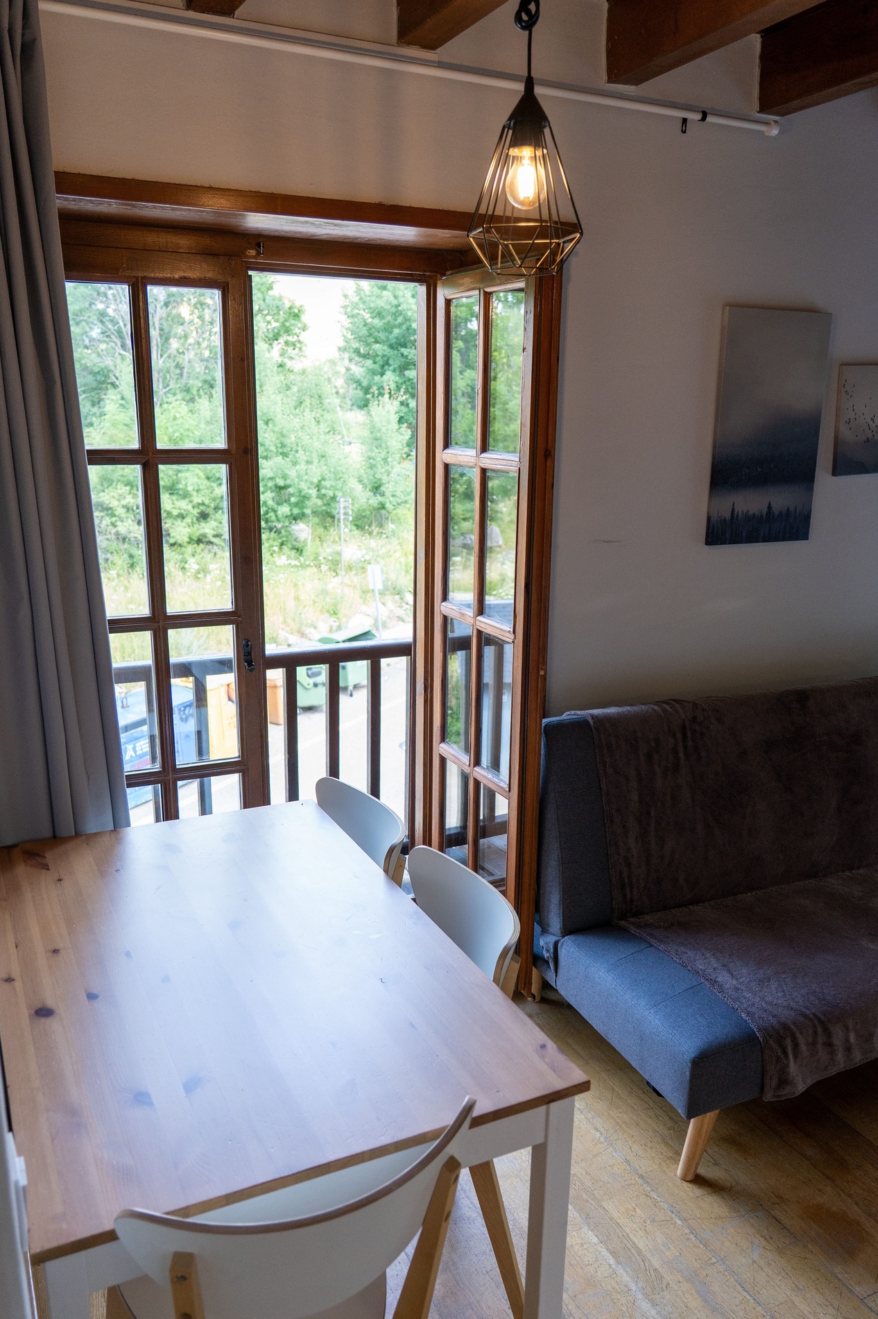 una mesa y sillas en una habitación junto a una ventana