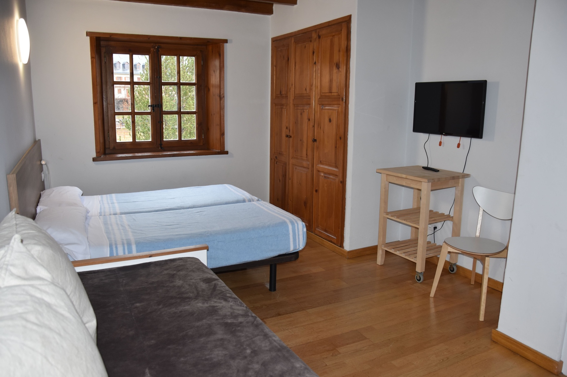 una habitación con dos camas y una televisión