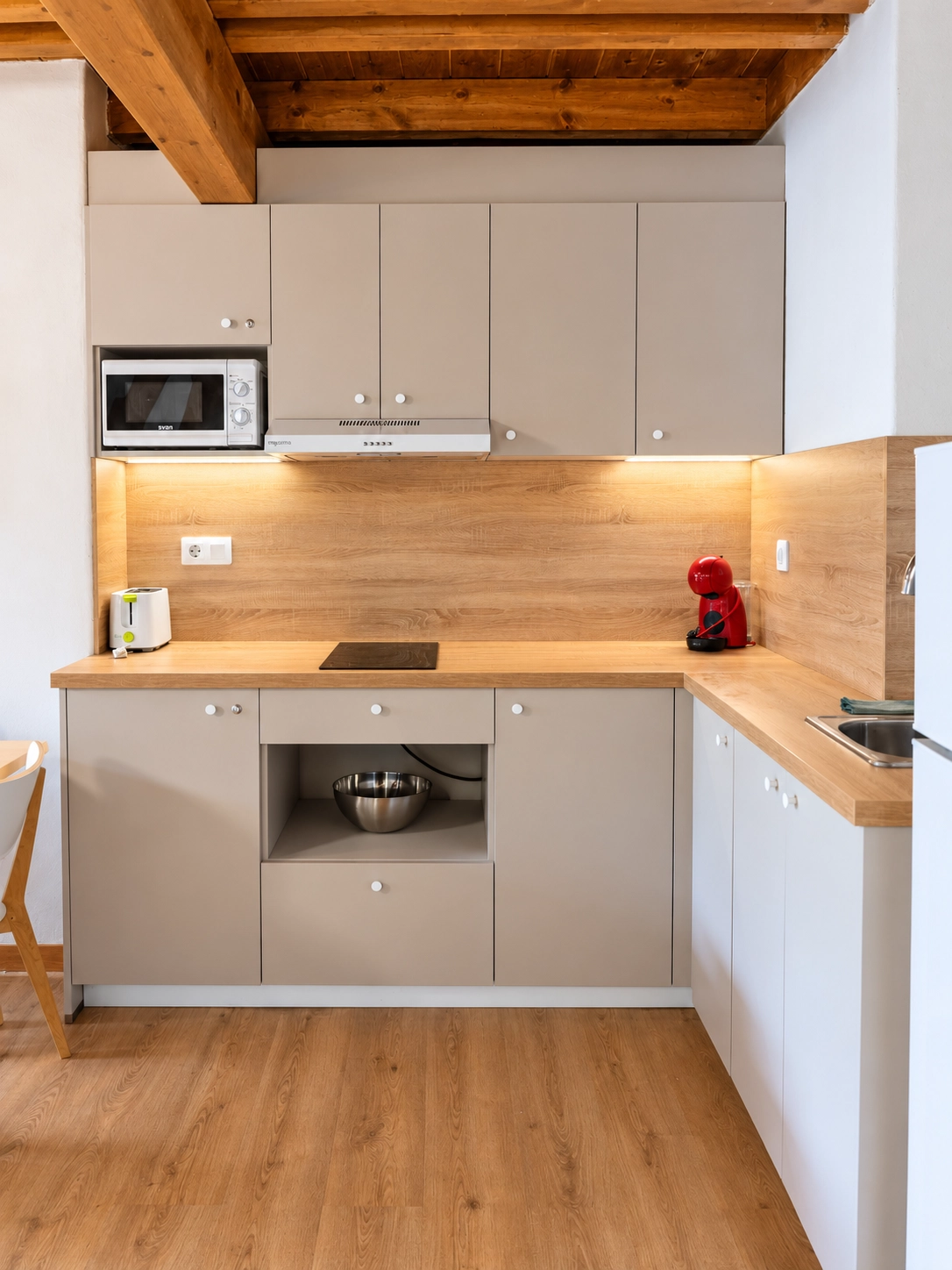 Cocina moderna de hotel con electrodomésticos y madera. SNÖ Vall de Boi