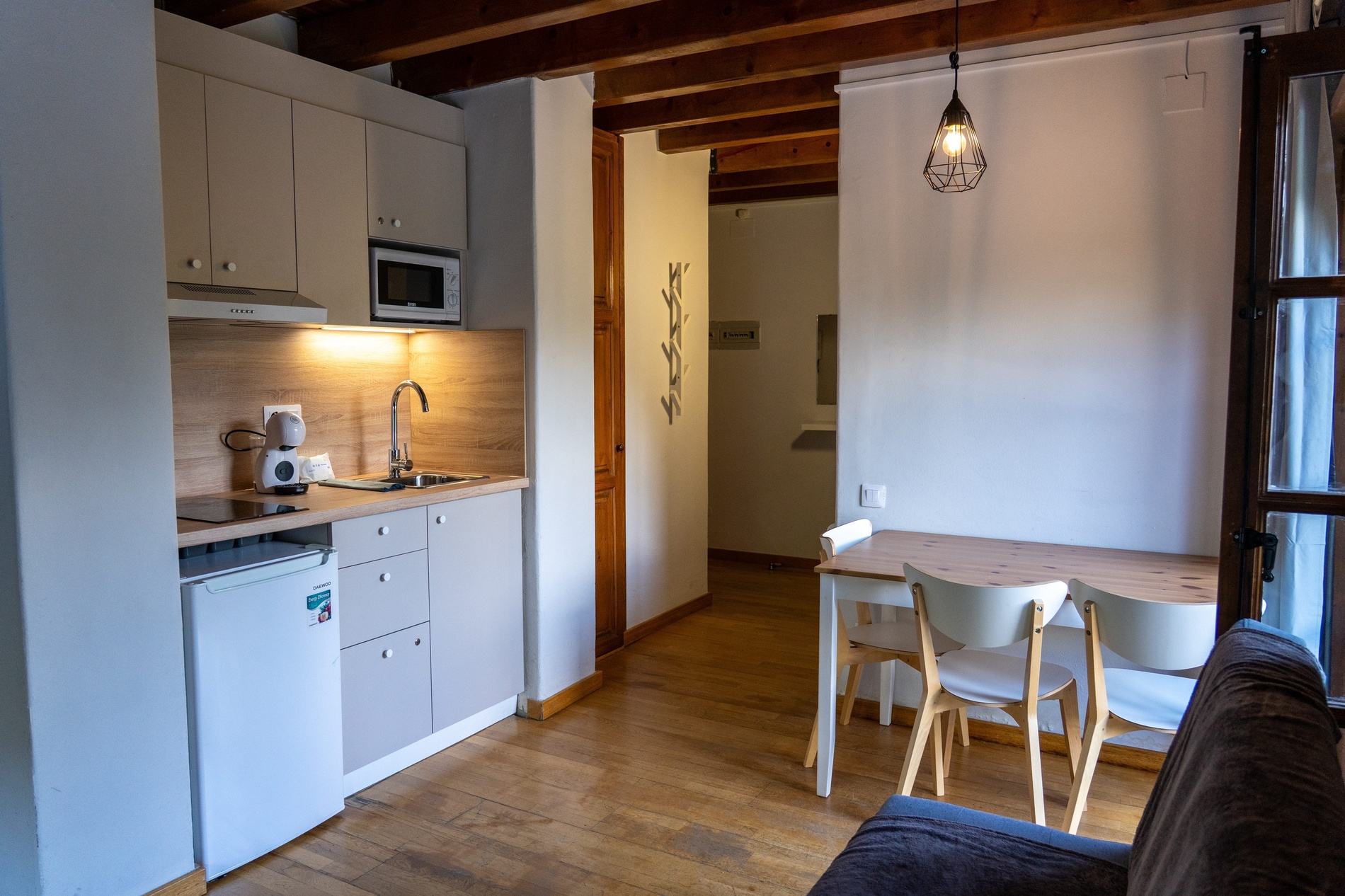 una cocina pequeña con una nevera y un microondas