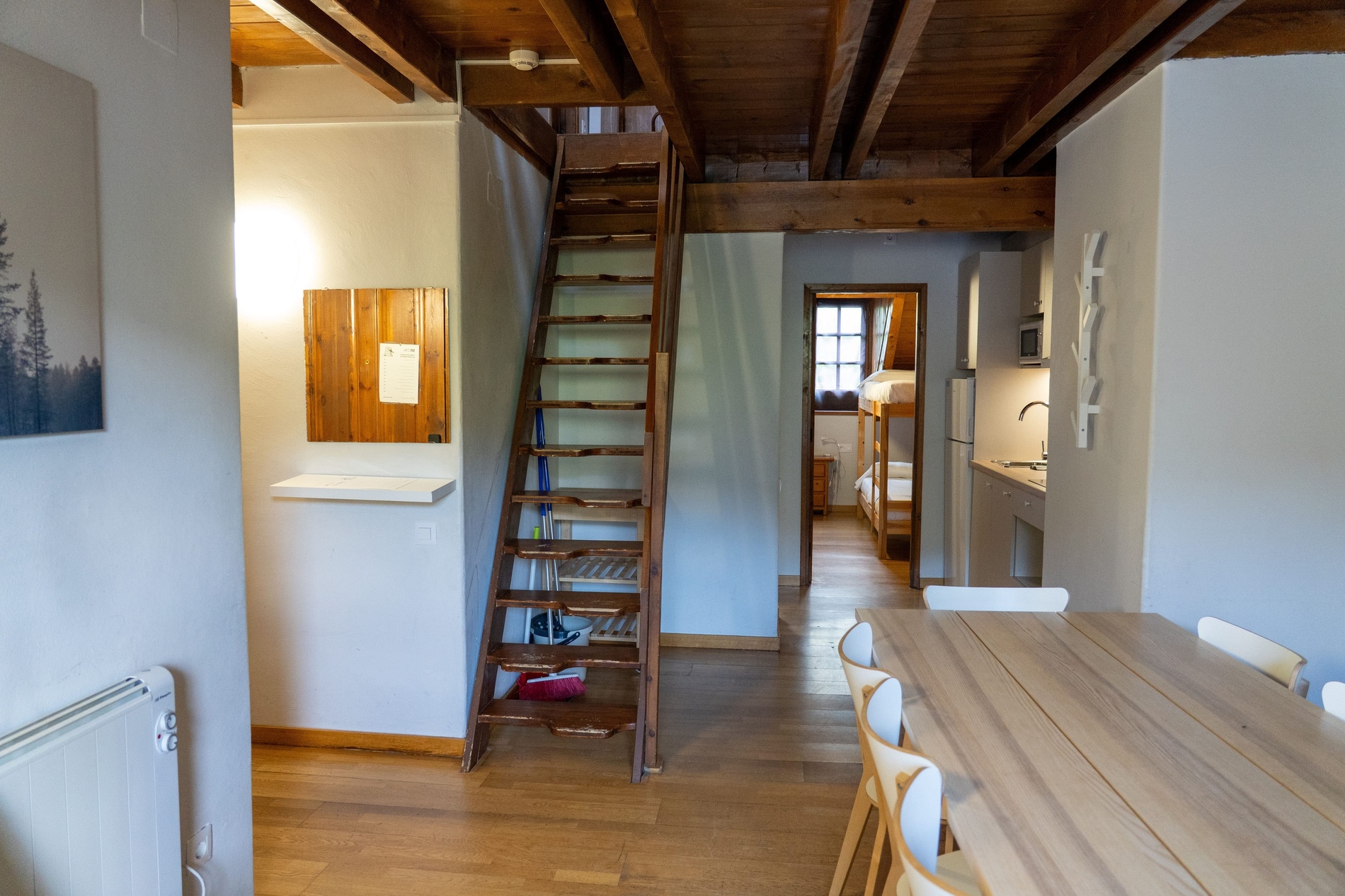 una escalera de madera conduce al segundo piso de una casa