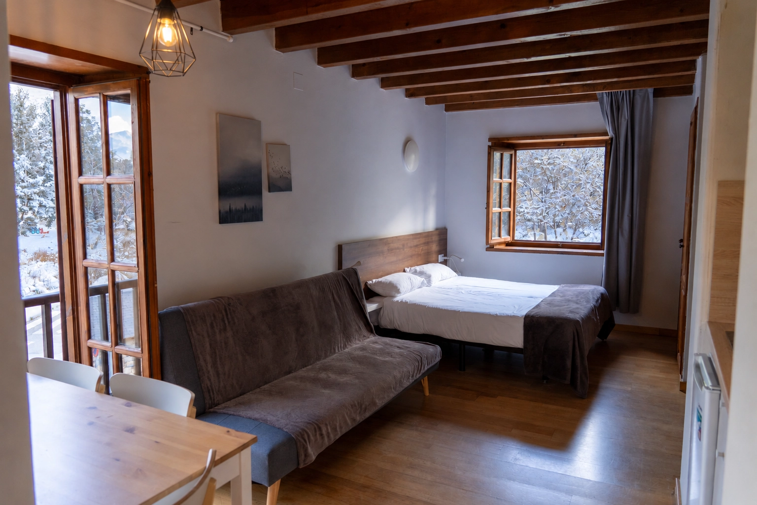 Habitación acogedora con cama doble, sofá y vistas a la nieve SNÖ Vall de Boi