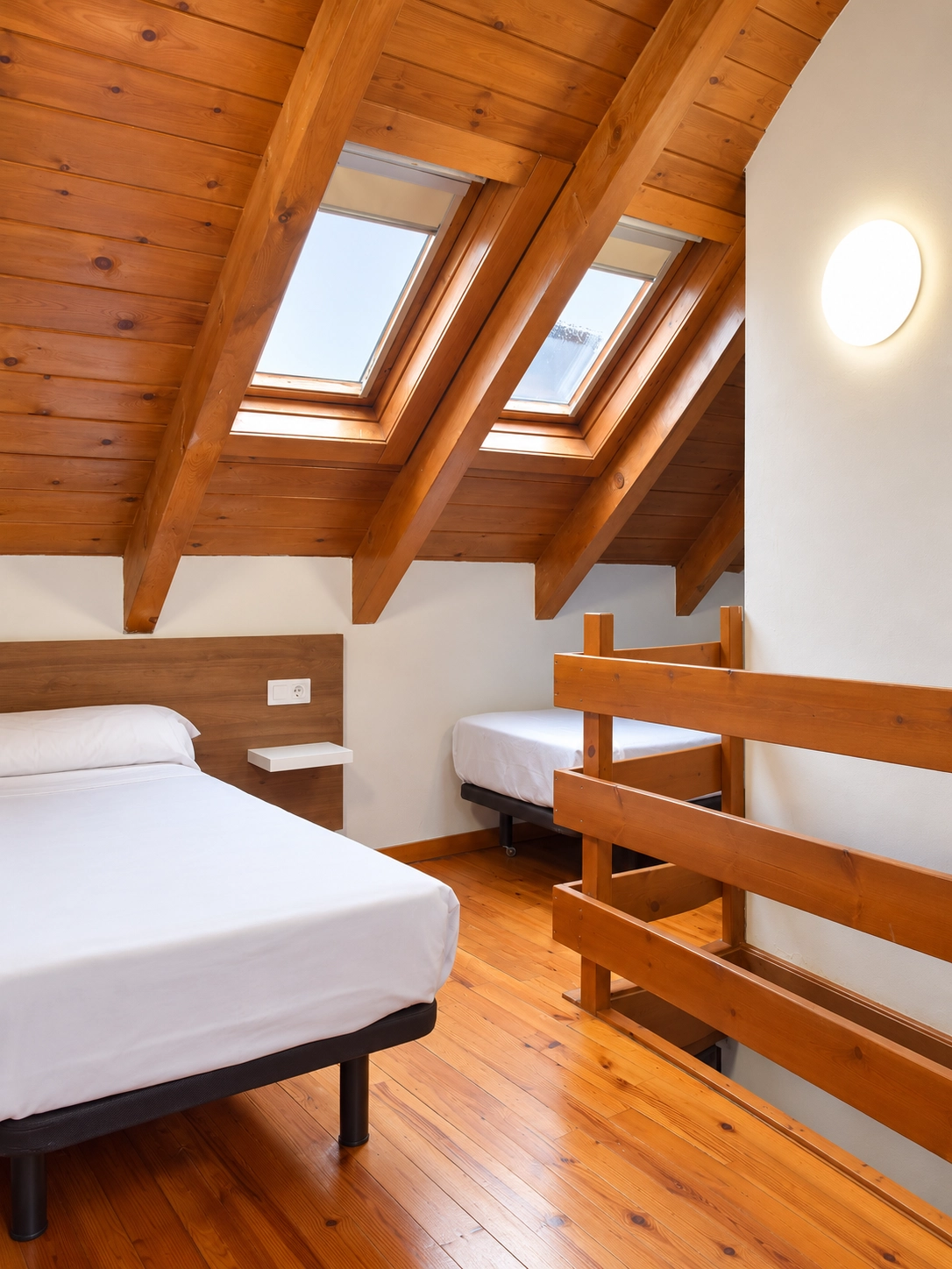 Habitación ático con dos camas,SNÖ Vall de Boi y tragaluces.