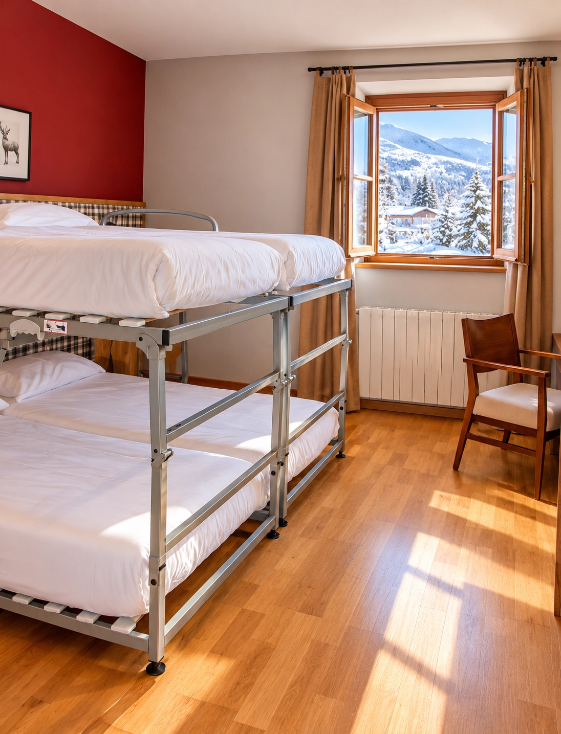 Literas blancas en SNO: Hotel Vall de Boi con cortinas y silla.