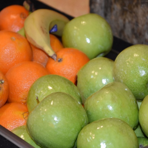 un recipient de fruits amb manies i naranjos