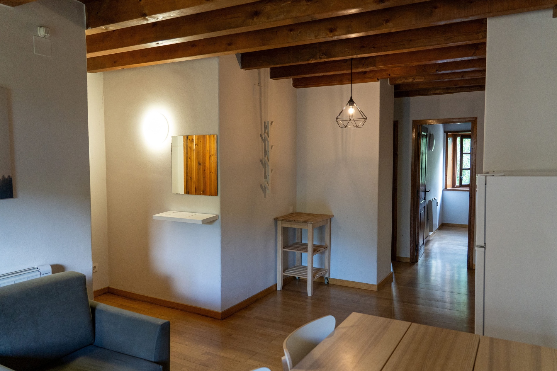 una sala de estar con un sofá y una mesa