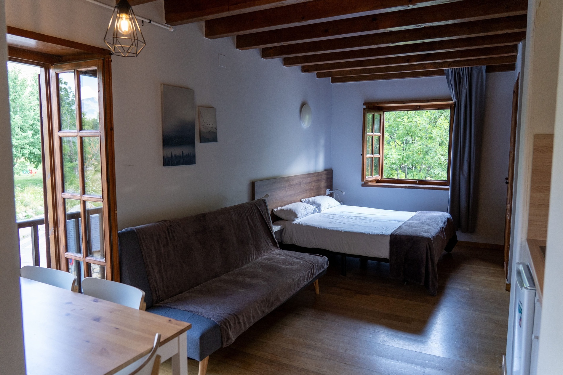 una habitación con dos camas y una mesa y sillas