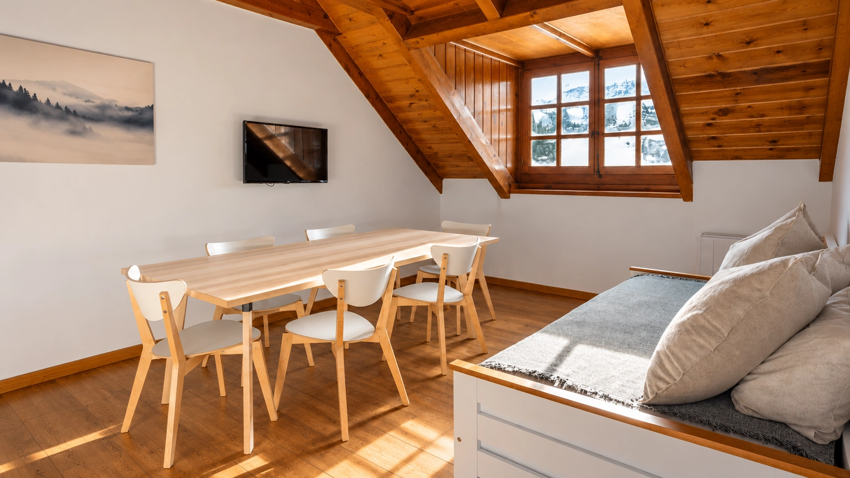 Comedor y sala de estar de Hotel Vall de Boi con literas y sofá.