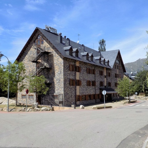 un grand bâtiment en pierre avec le mot hotel au sommet