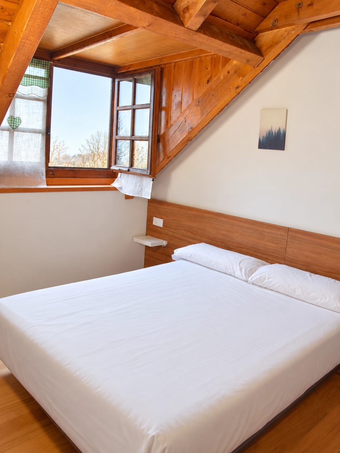 Habitación con literas y sofá, SNO: Hotel Vall de Boi.