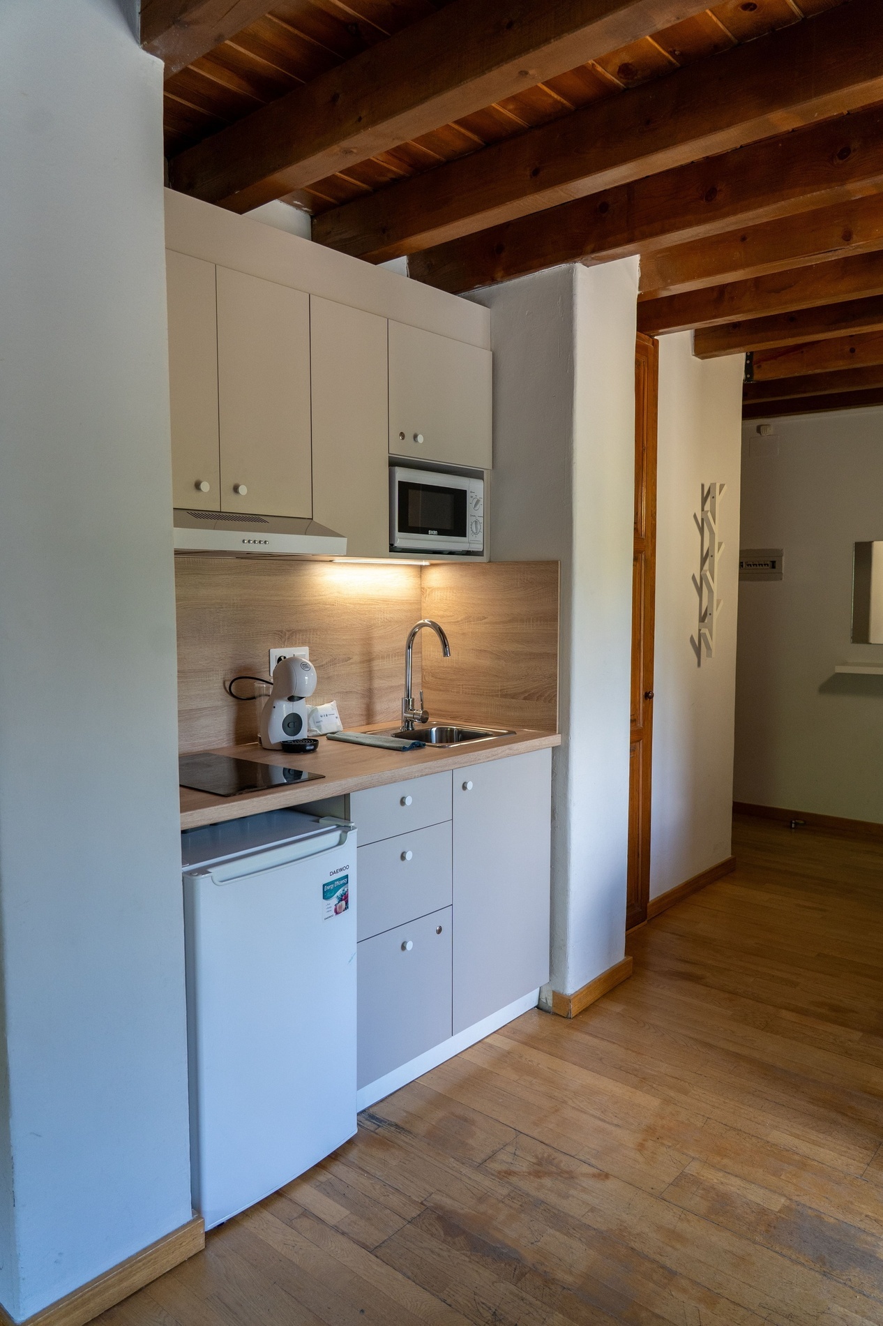 una pequeña cocina con electrodomésticos y un microondas