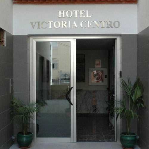 Hotel Victoria Centro Victoria Centro: entrada con puertas de vidrio y plantas.