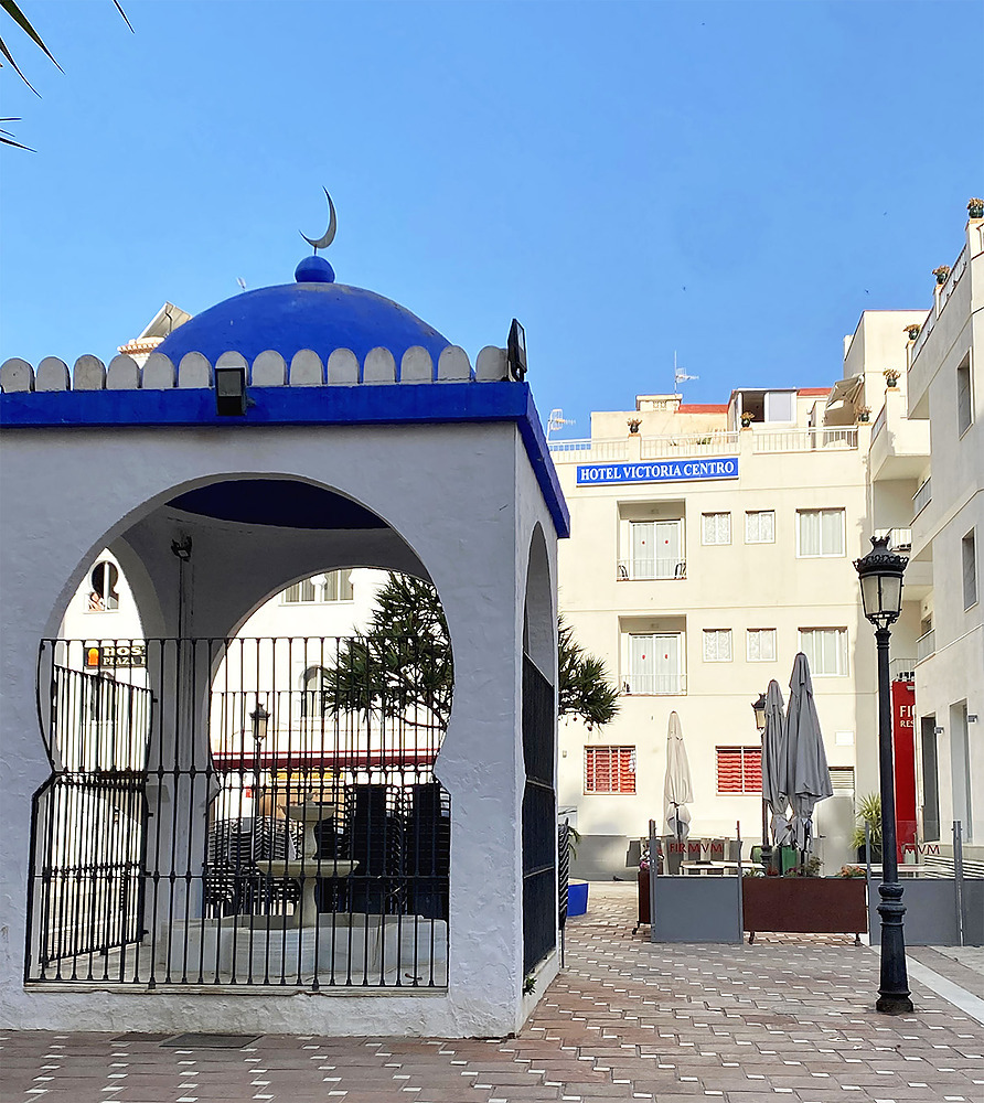 Fachada del Hotel Victoria Centro con cúpula azul y Hotel Victoria Centro