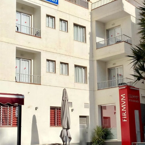Hotel Victoria Centro: fachada exterior con balc\u00f3n y toldo rojo, Hotel Victoria Centro