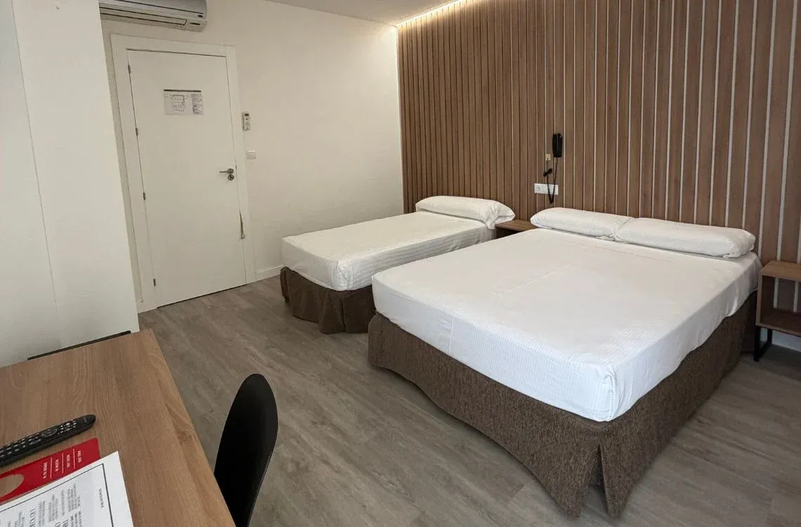 Habitación doble con dos camas y aire acondicionado. Ideal para tu Hotel Victoria Centro.