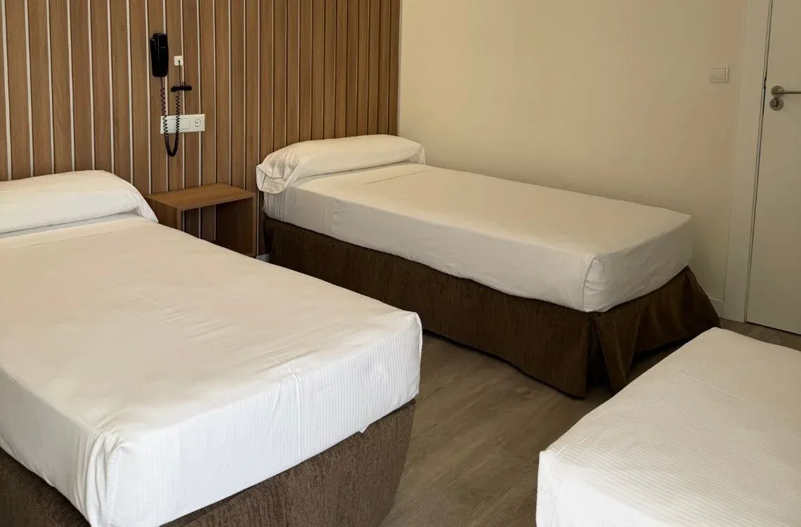 Camas individuales listas para tu estancia en nuestro hotel Hotel Victoria Centro.