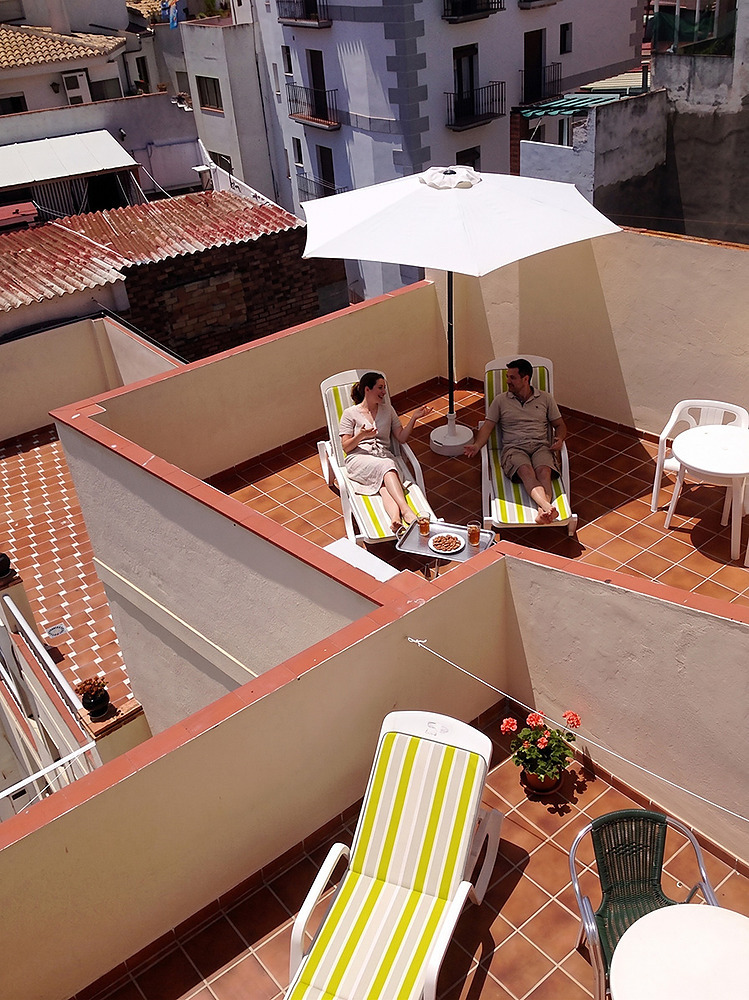 Disfrute de un relax soleado en nuestra terraza con tumbonas, sombrilla y vistas. Hotel Victoria Centro