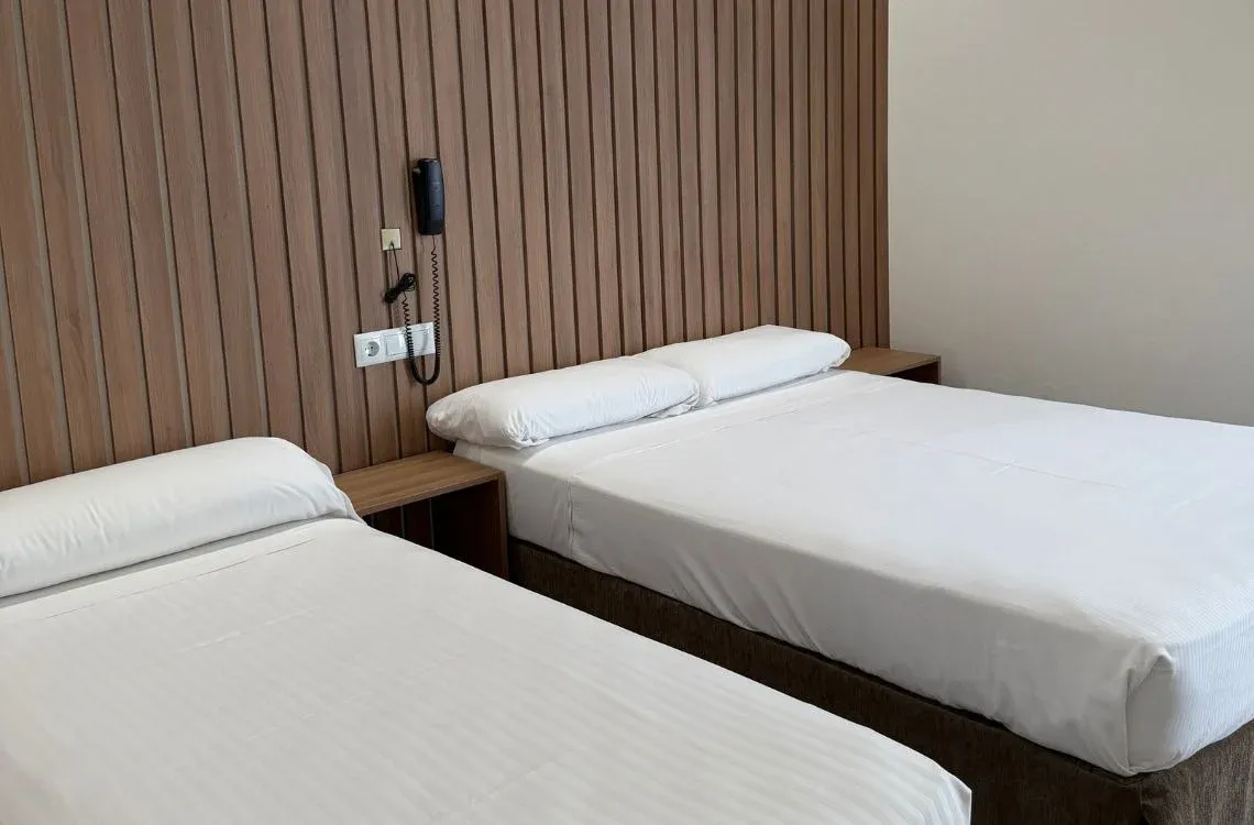Habitación doble con camas individuales y cabecero de madera. Hotel Victoria Centro.