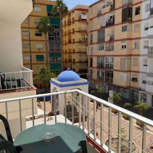 Balcón con mesa y sillas con vistas a edificios y cúpula, ideal para Hotel Victoria Centro