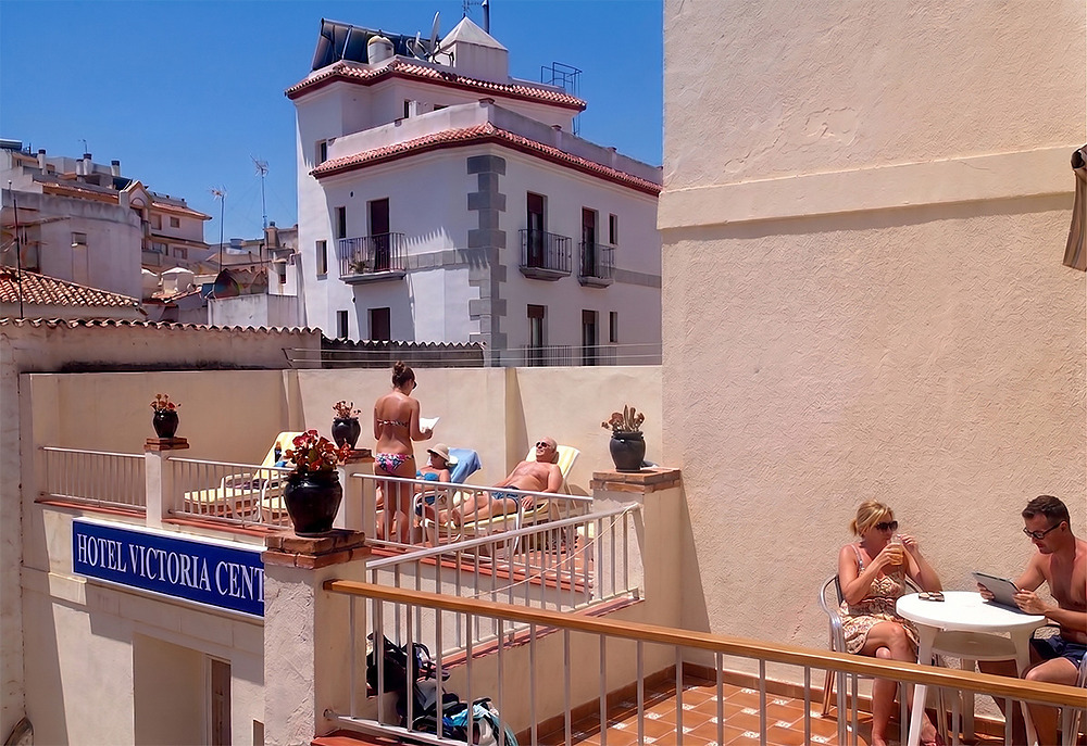 Terraza del Hotel Victoria Centro con personas tomando el sol y disfrutando del día.