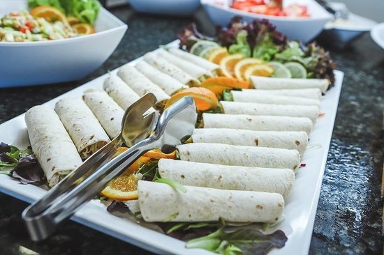 un plato de tortilla con pinzas y una ensalada en el fondo