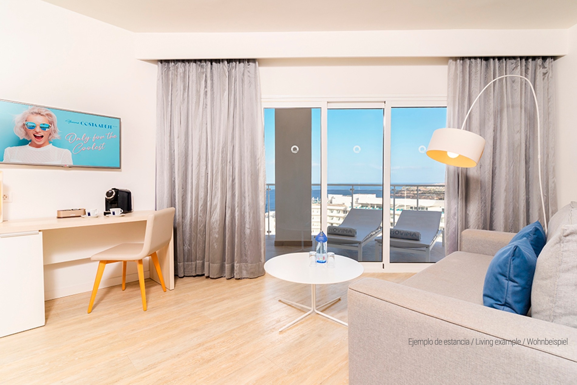 una habitación de hotel con una cama y una puerta al baño