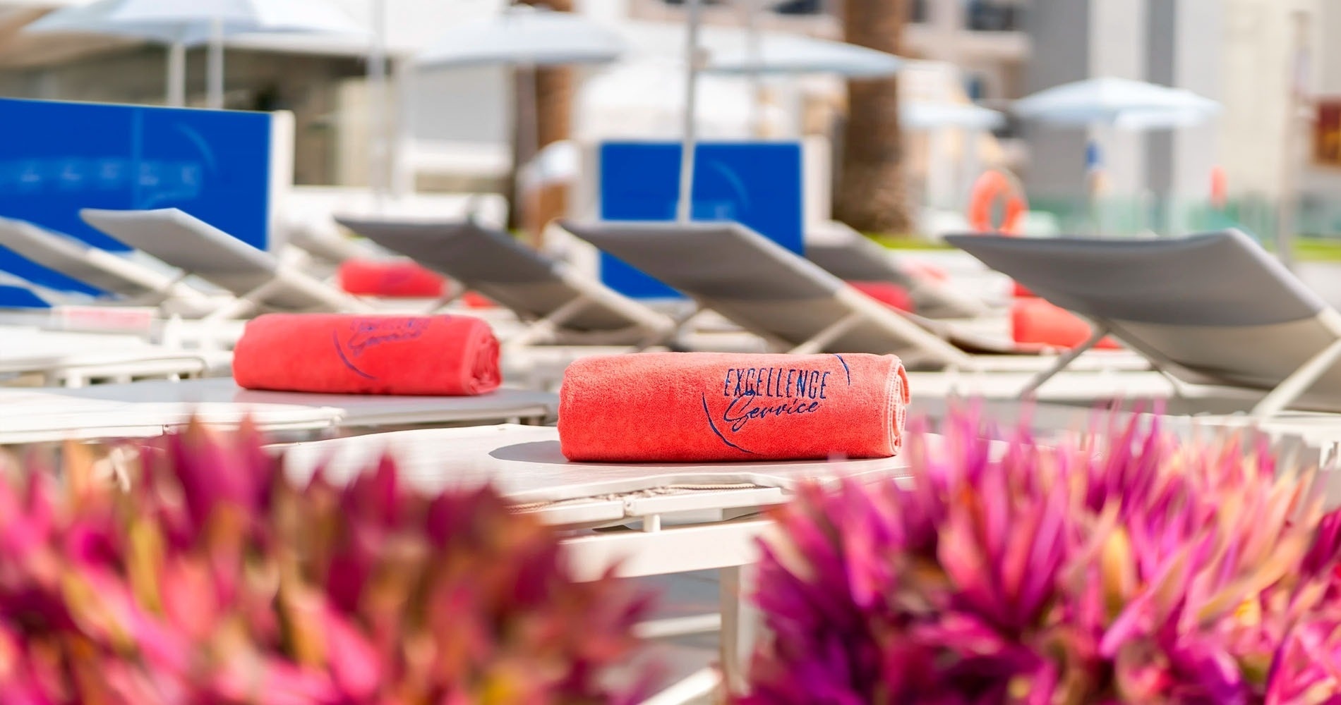 ein Whirlpool auf einer Terrasse mit einem Tisch und Stühlen