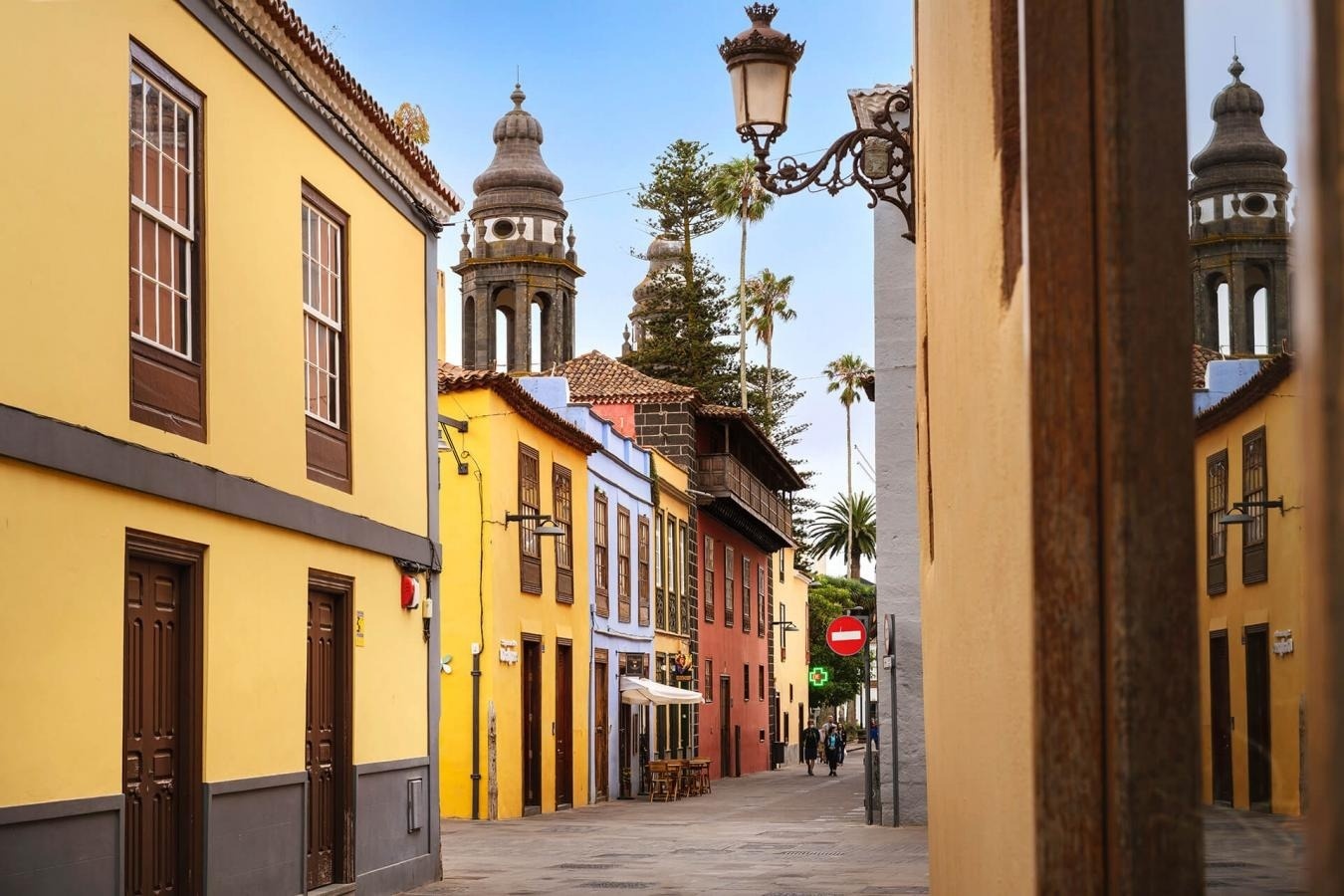 
                                    una calle estrecha con edificios amarillos y azules