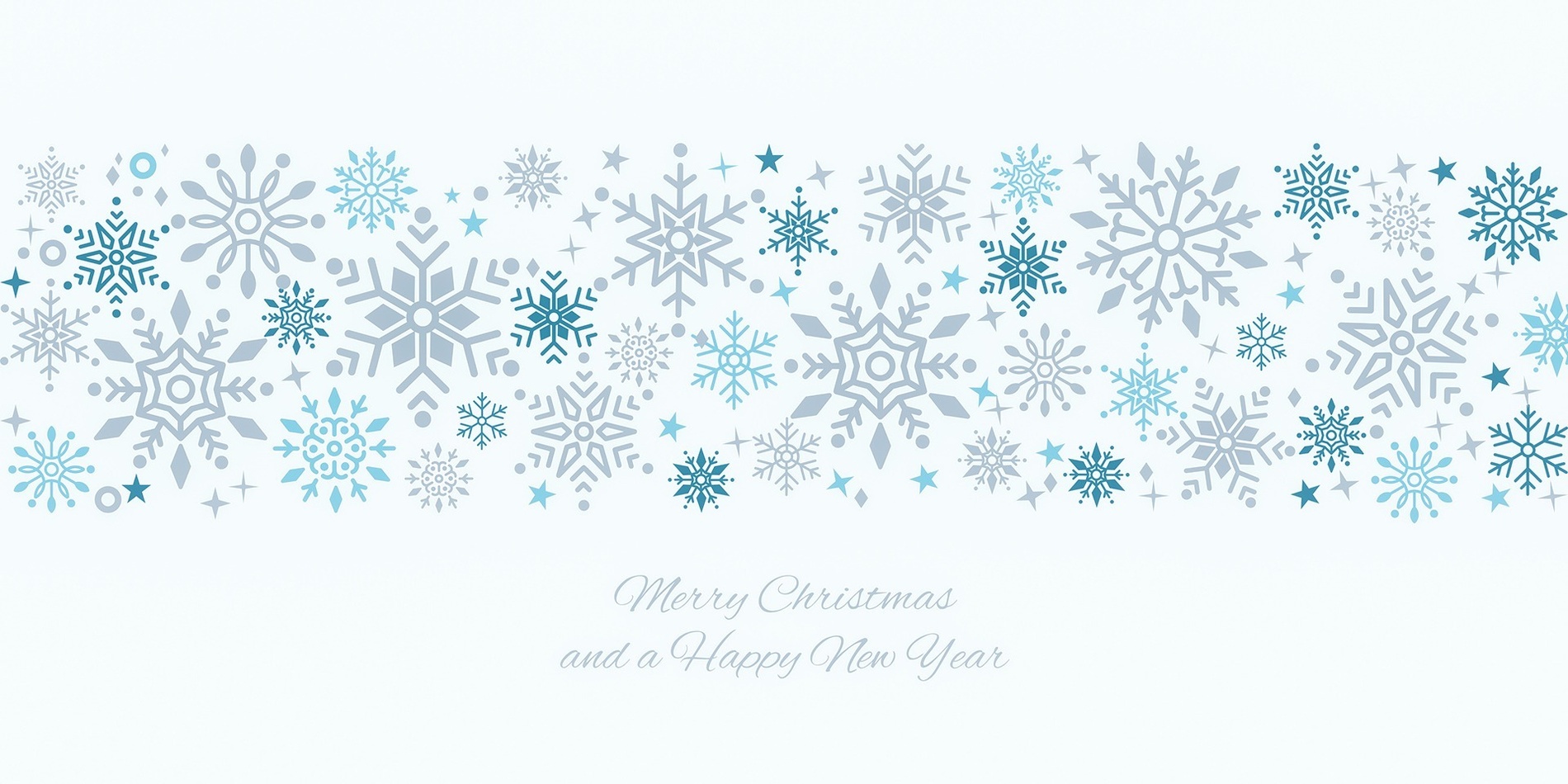 een vrouw rijdt op een waterglijbaan in een zwembad