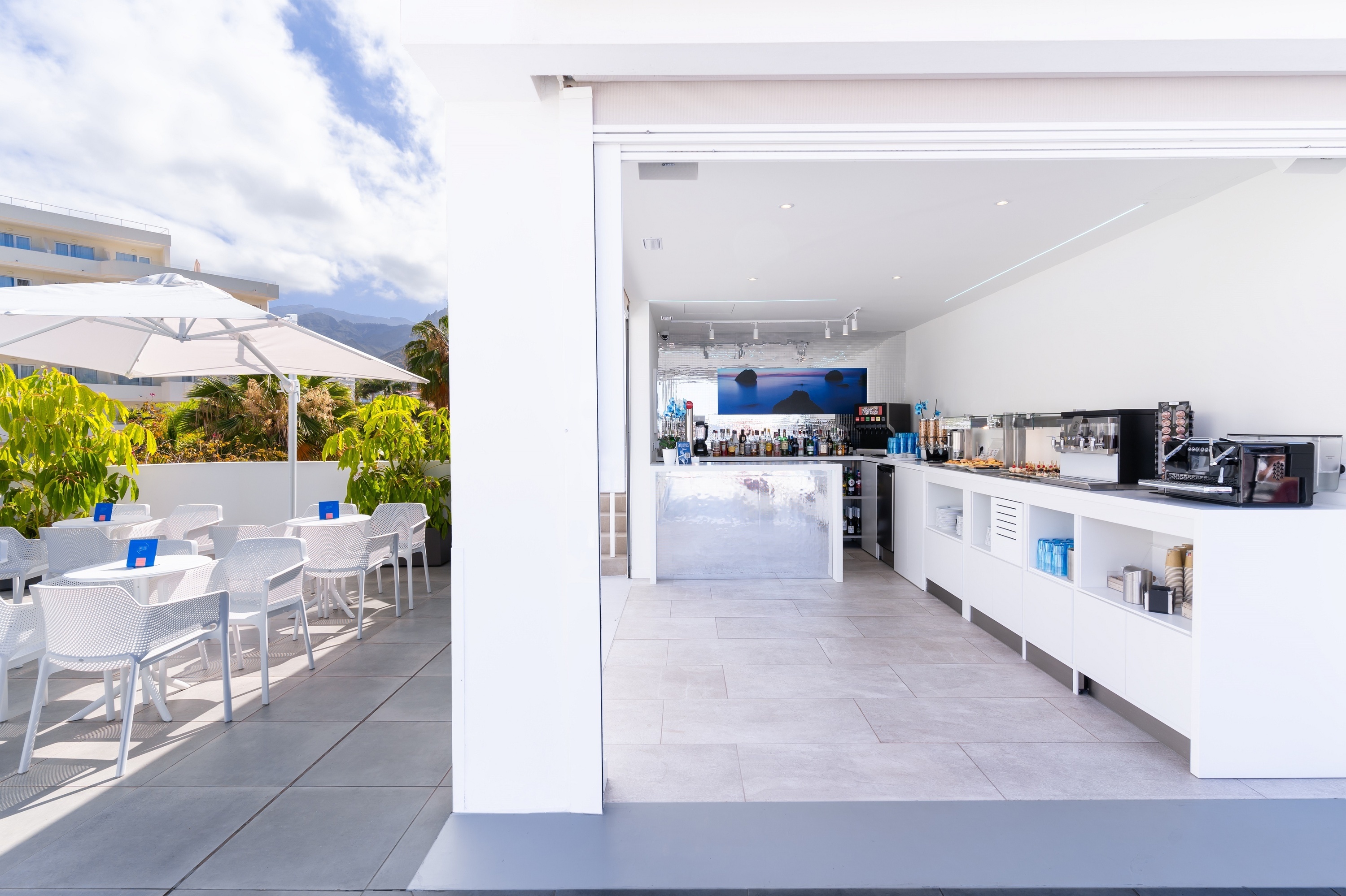 une main tient un verre de boisson orange avec une paille et une tranche d' orange