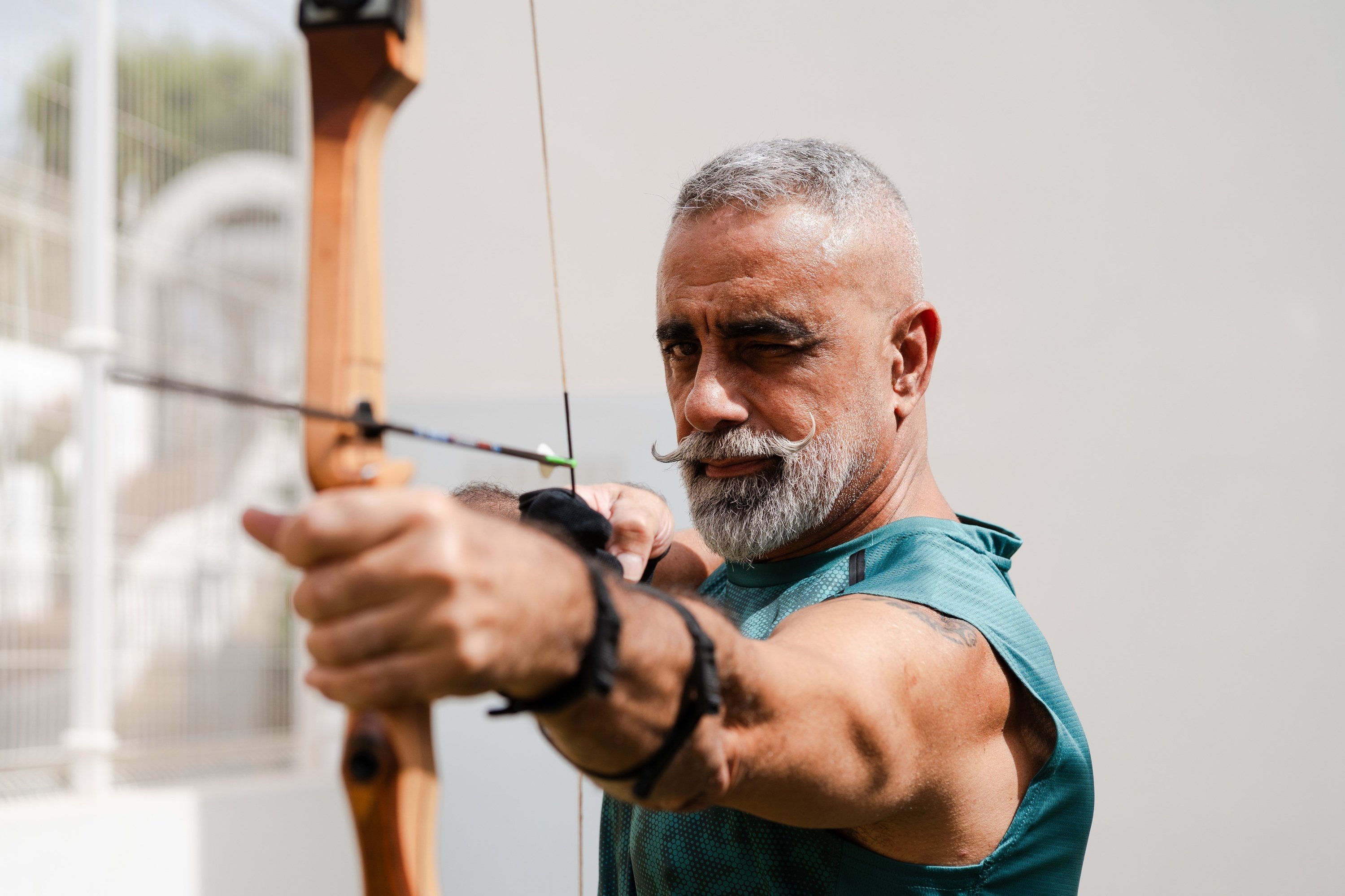een restaurant met tafels en stoelen met uitzicht op de oceaan