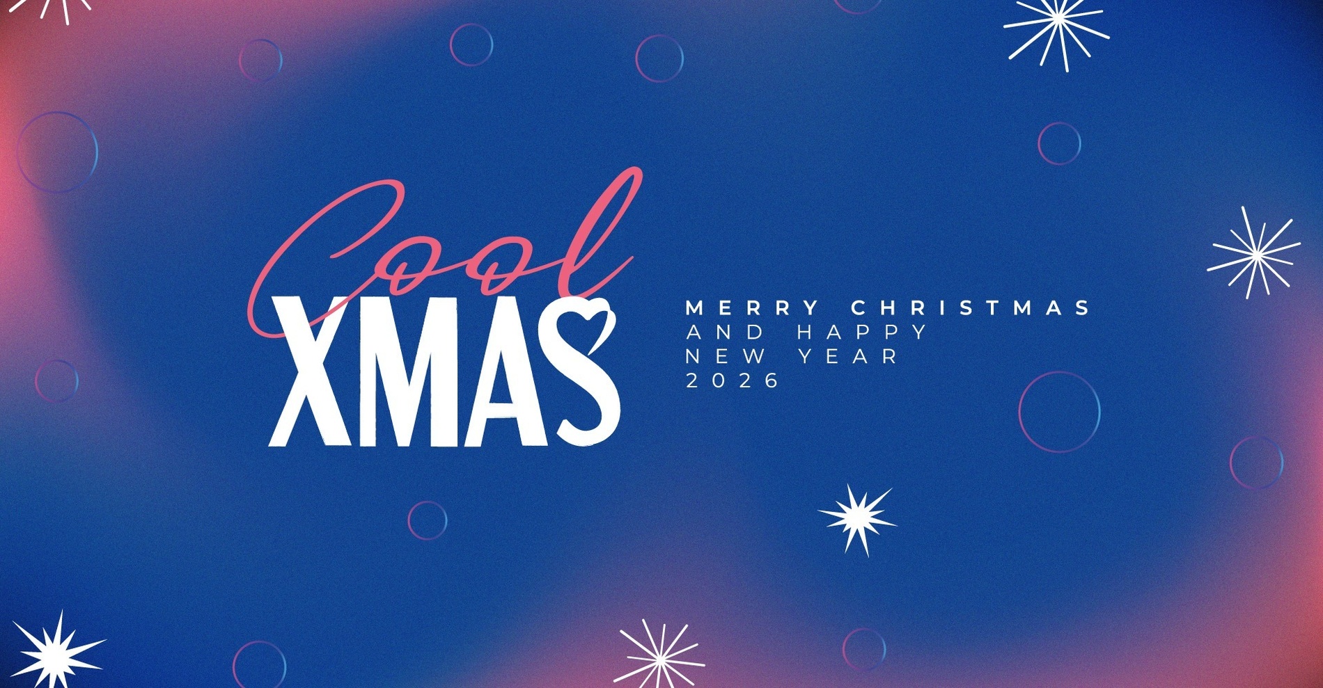 женщина спускается по водной горке в бассейне