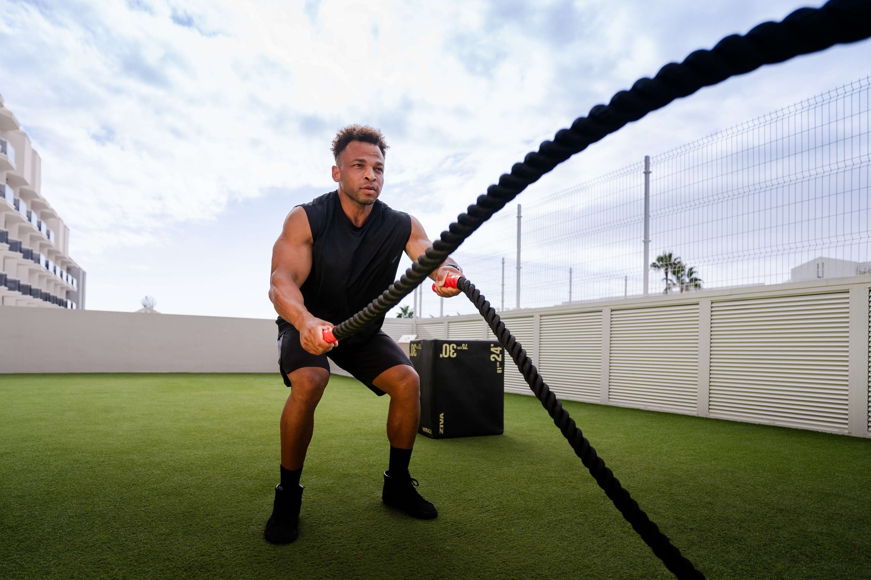un grupo de personas está nadando en una playa tropical