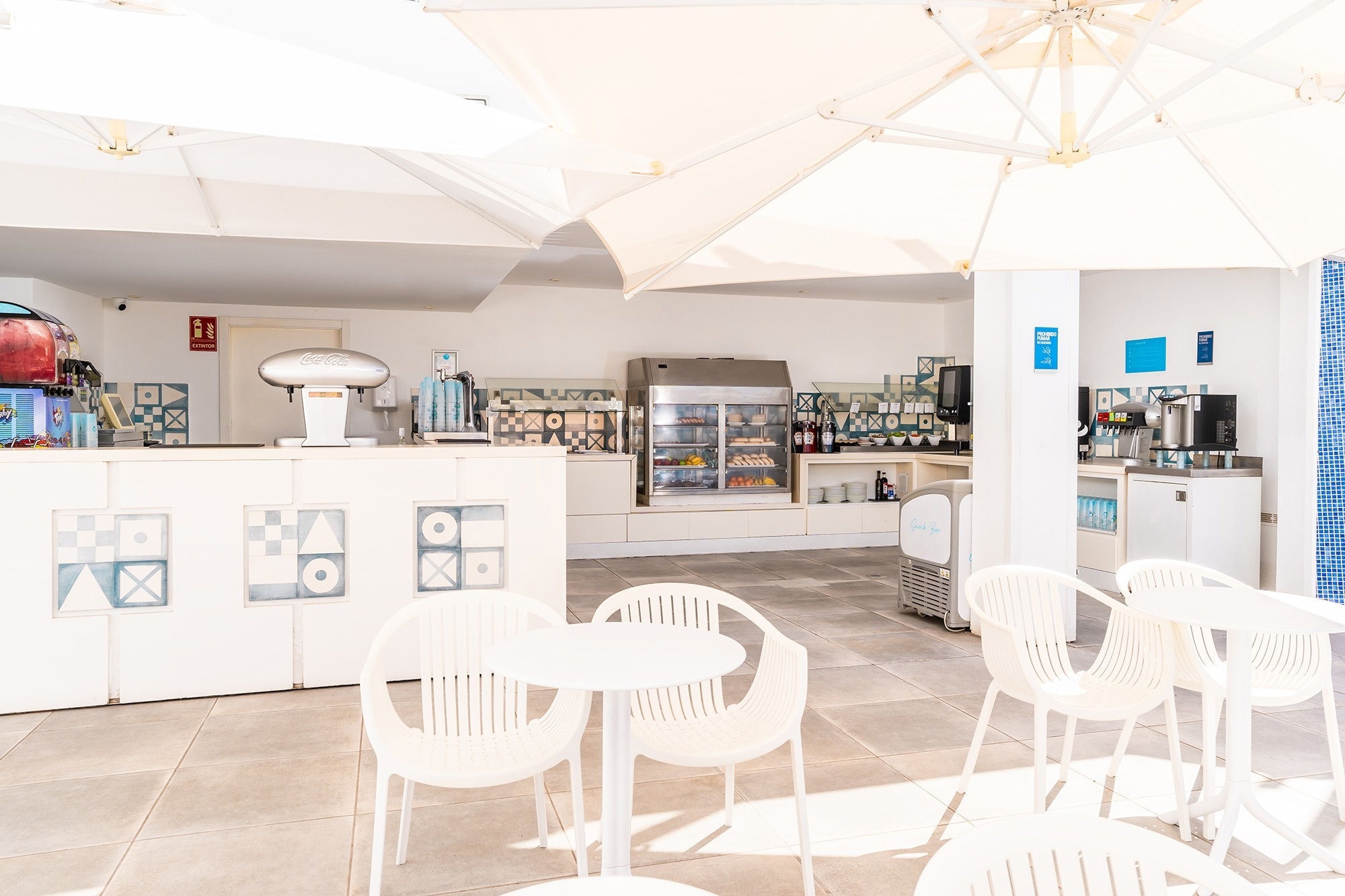 l' intérieur d' un restaurant avec des chaises et des tables