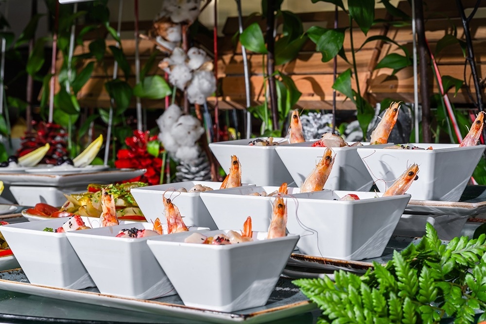 une salle à manger avec une vue sur l' océan