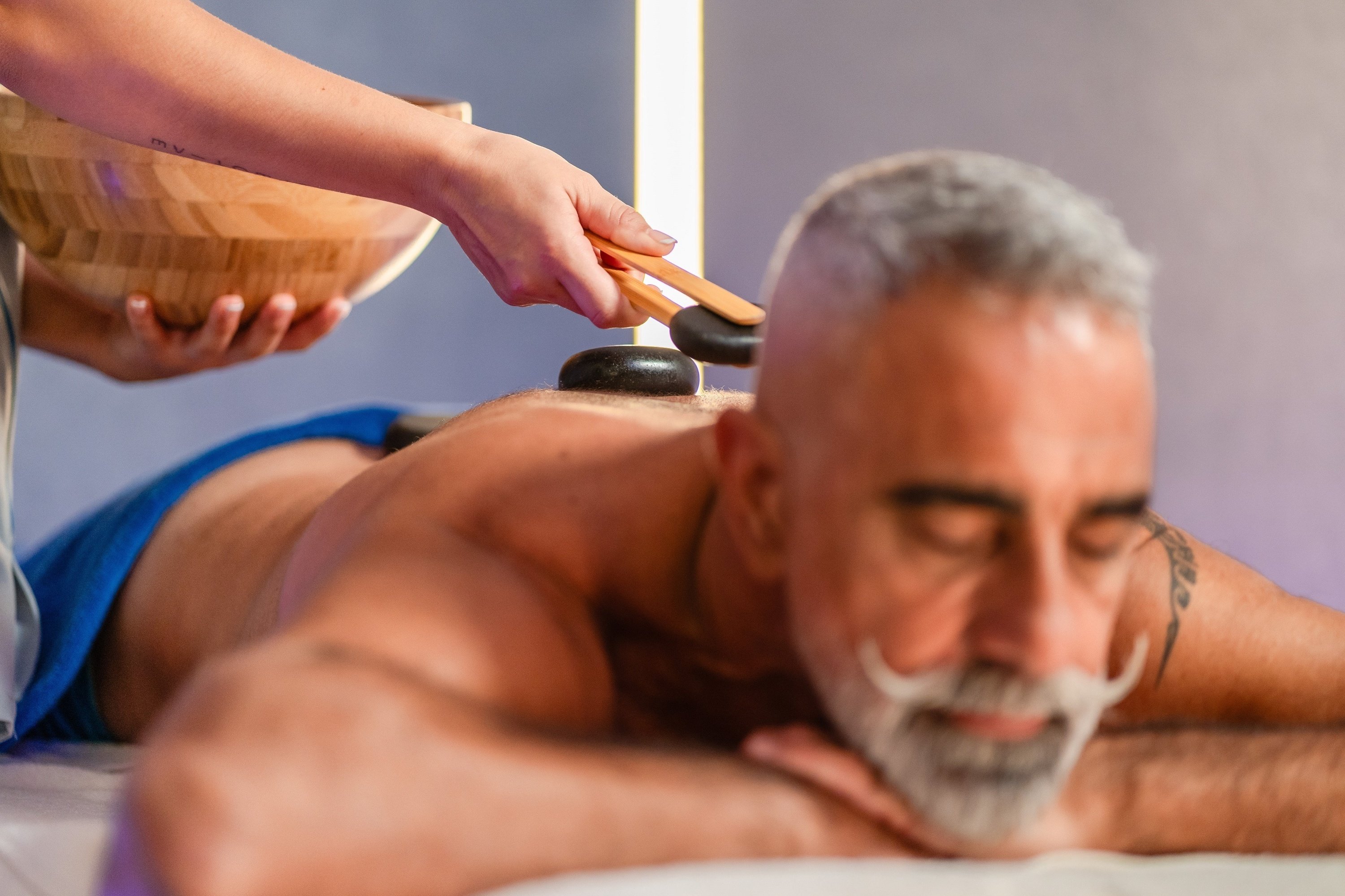 eine Frau sitzt neben einem Mann in einer Sauna