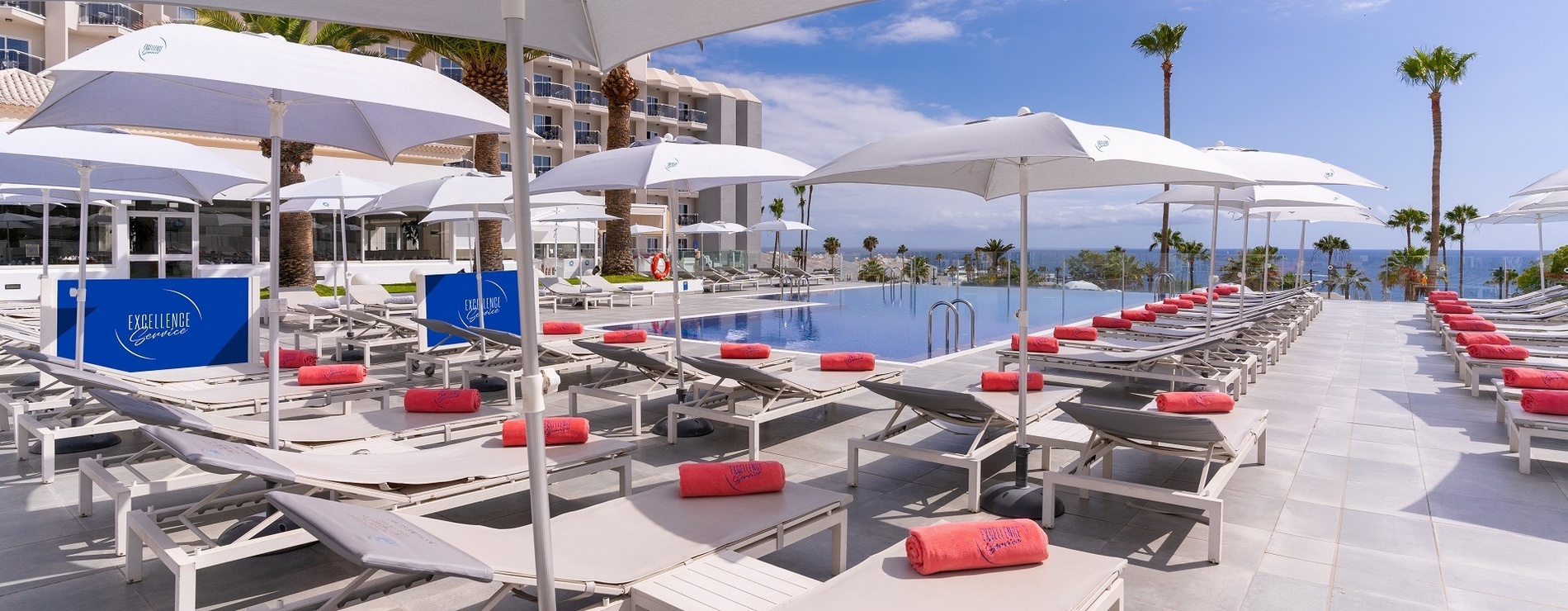 ein Whirlpool auf einer Terrasse mit einem Tisch und Stühlen