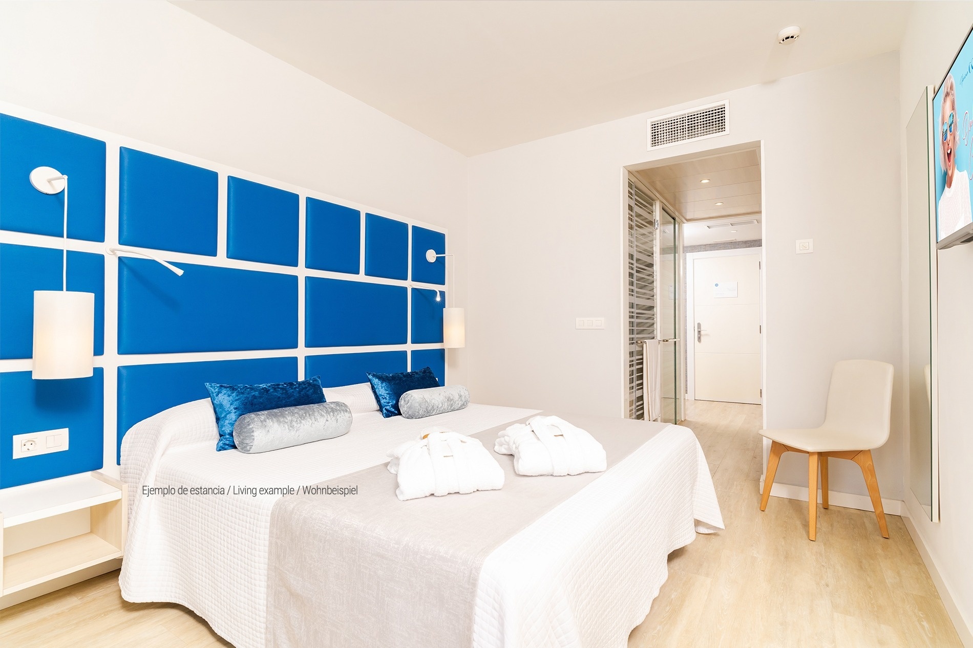 
                                    una camera d' albergo con due letti e una parete blu