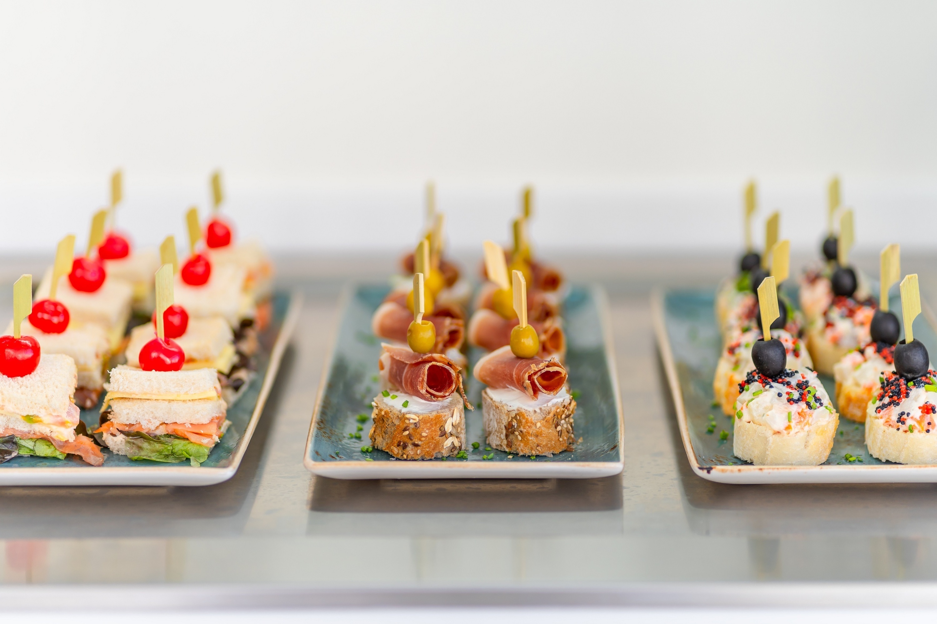 un niño se desliza por un tobogán en una piscina