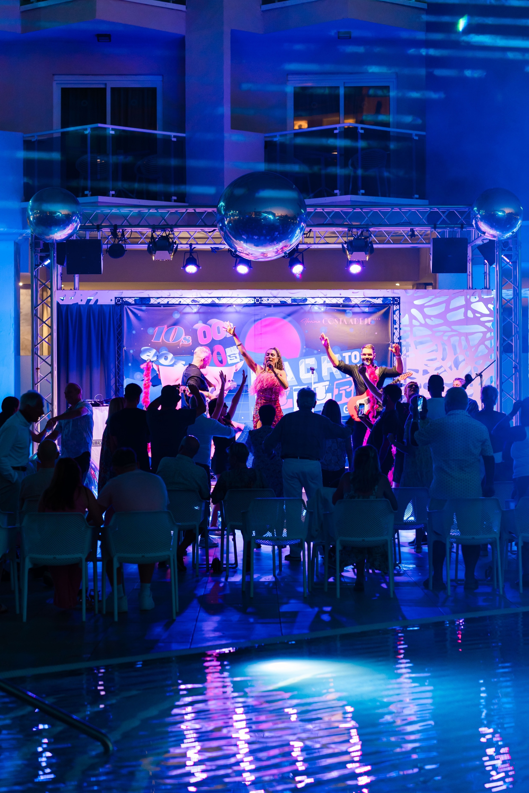 een restaurant met witte tafels en stoelen en een schildpad op de muur