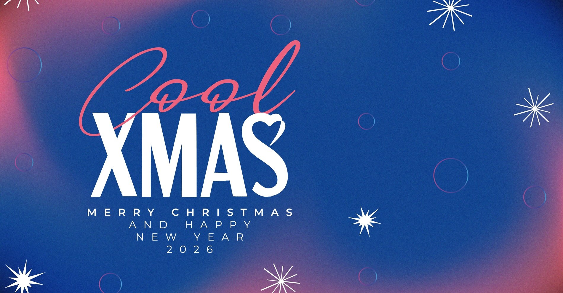 un petit garçon portant un chapeau et un manteau jaune se tient devant un mur jaune