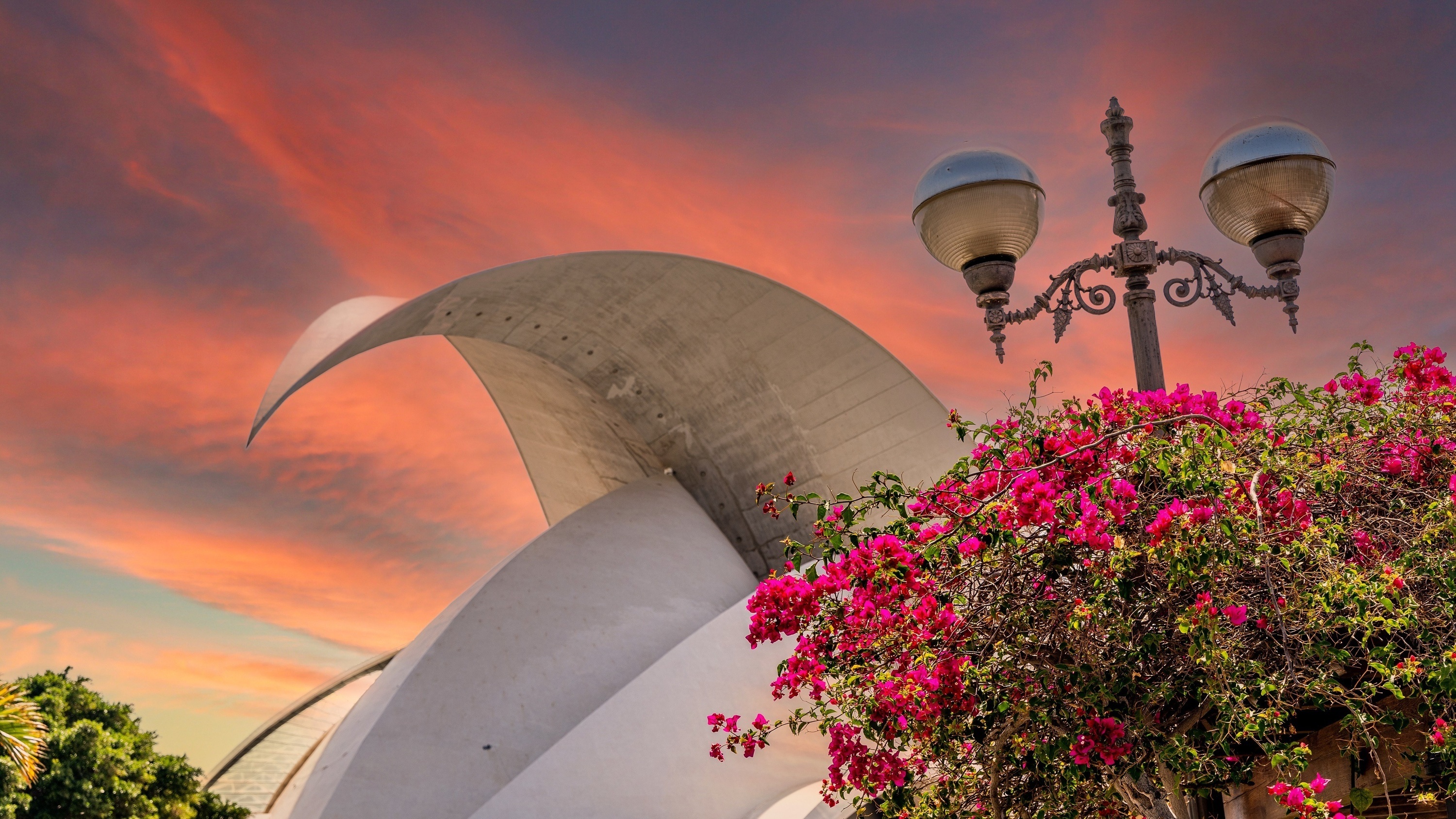 een groep mensen zit in een kamer en luistert naar een spreker