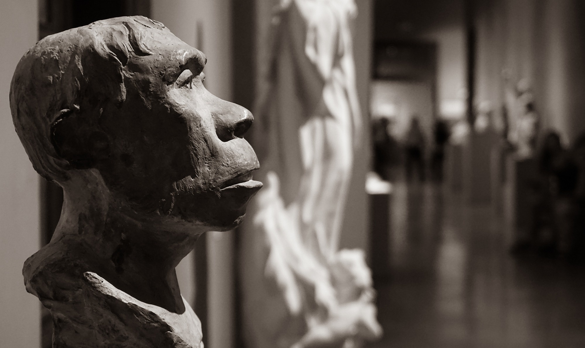 
                                    черно-белая фотография скульптуры человека в музее