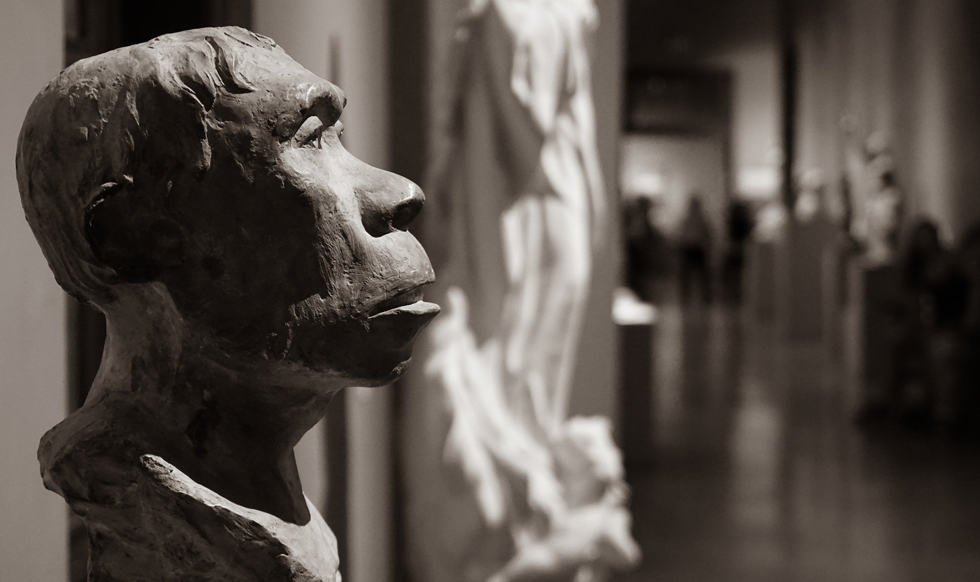 
                                    una statua in bianco e nero di un uomo con la bocca aperta