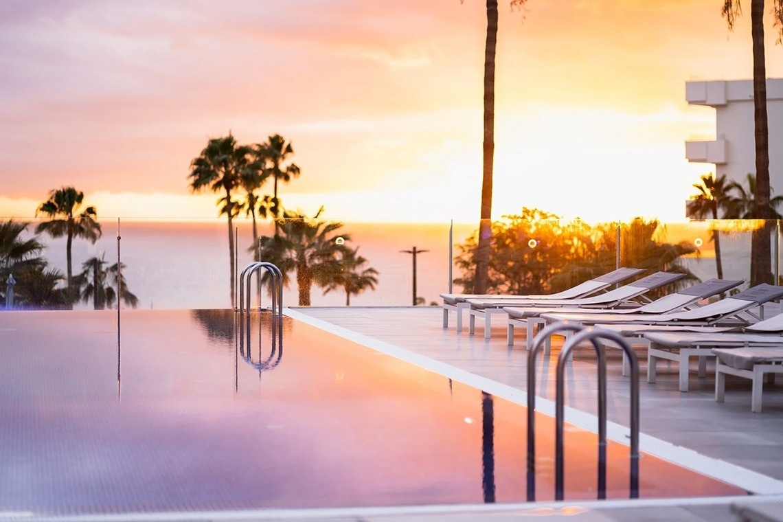 una hoja en forma de corazón está en la playa