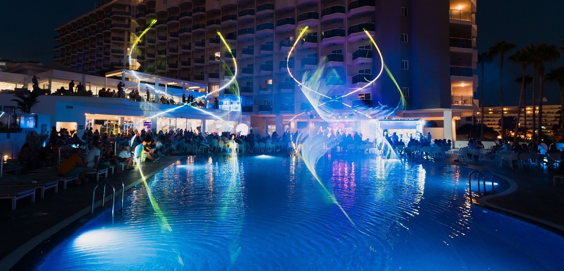 Ein Junge sitzt auf einer Wasserrutsche in einem Pool