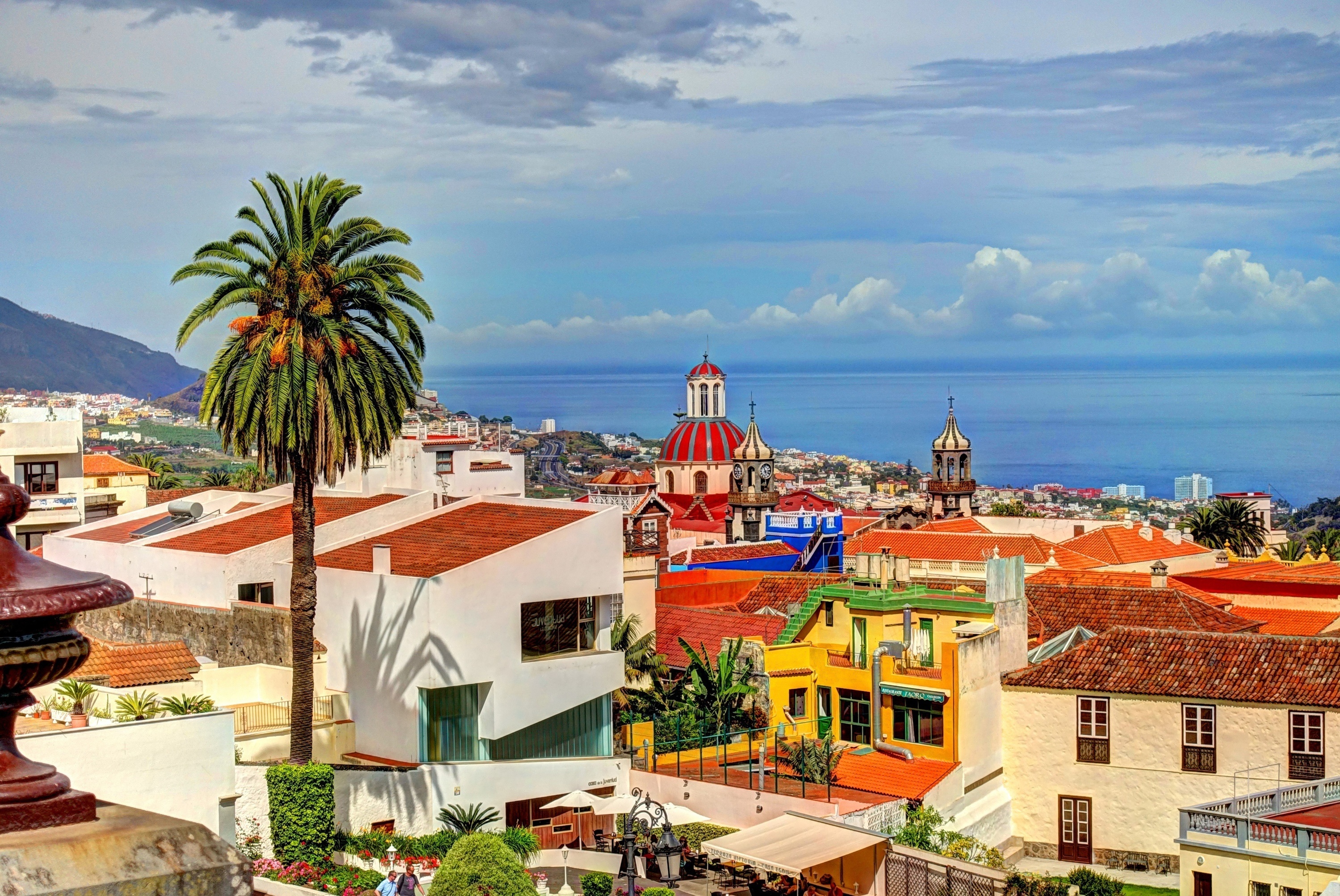 een stad ligt aan de rand van een blauwe oceaan