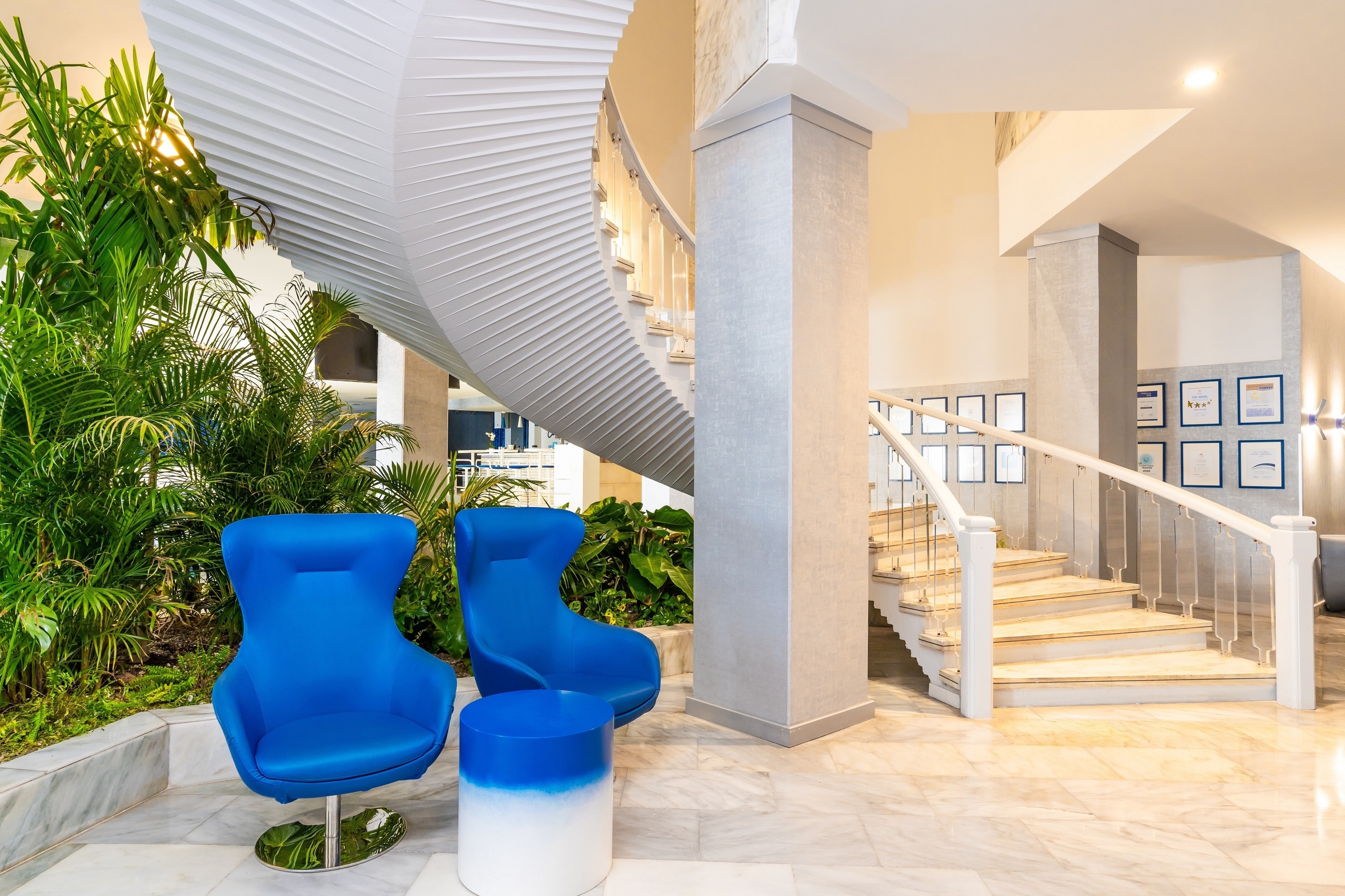 una hoja en forma de corazón está en la playa