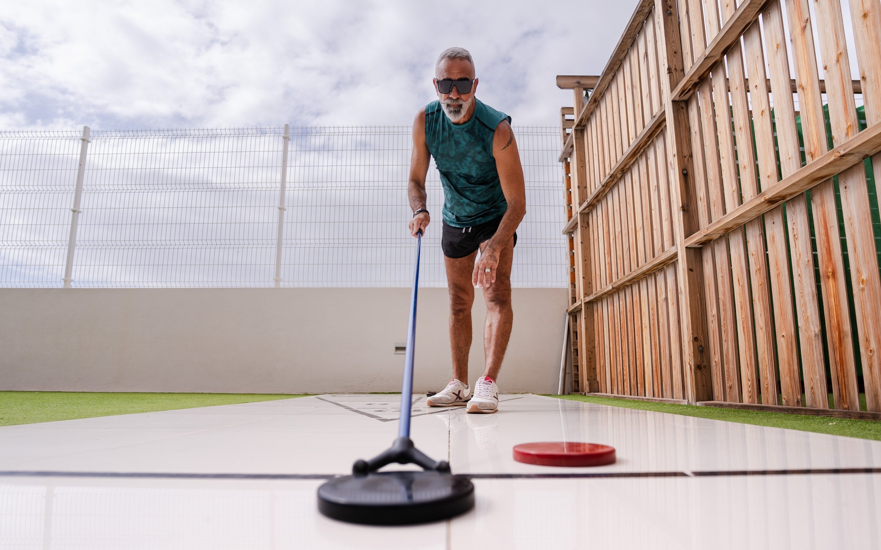 una vista aérea de una playa y el océano